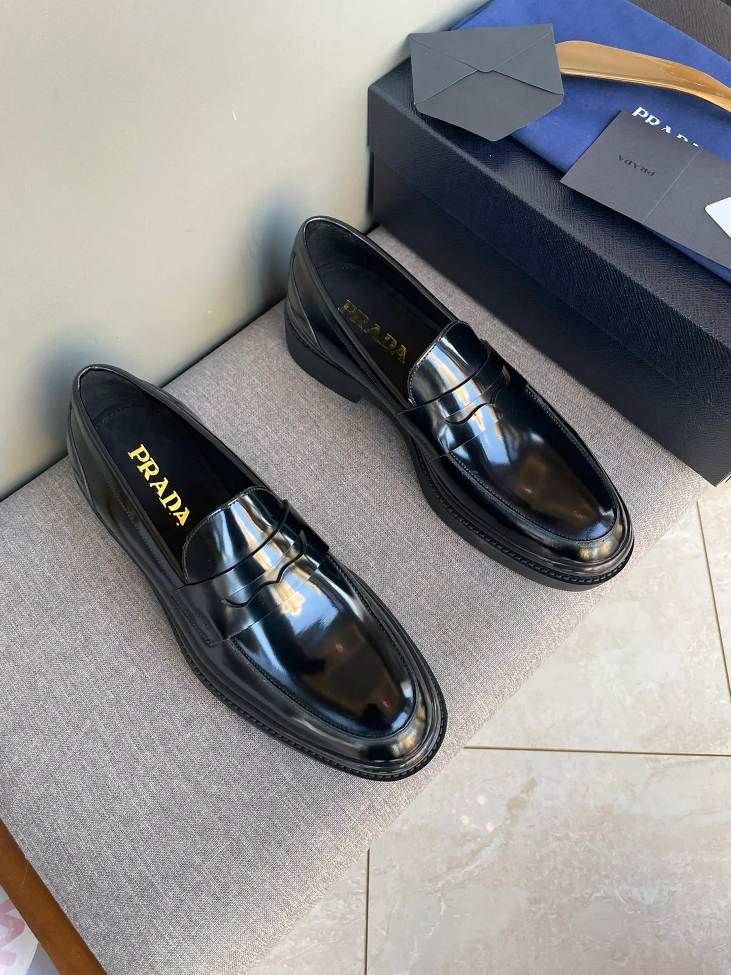 Men's shoes 💰860 💰Best recommendation✨PRADA Prada top purchasing quality imported upper with color-brushed edge beads carved toe design cowhide lining private molded TPU outsole non-slip, wear-resistant and elastic fashionable and versatile burgundy black blue 39-44 in stock (38, 45 customized for replacement, return and exchange)